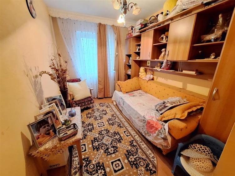 Apartament 3 camere semidecomandat zona Bazinul de Innot