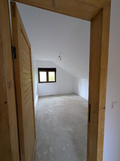 Casa de vanzare in comuna Plopu, in zona superba de deal cu vedere la padure