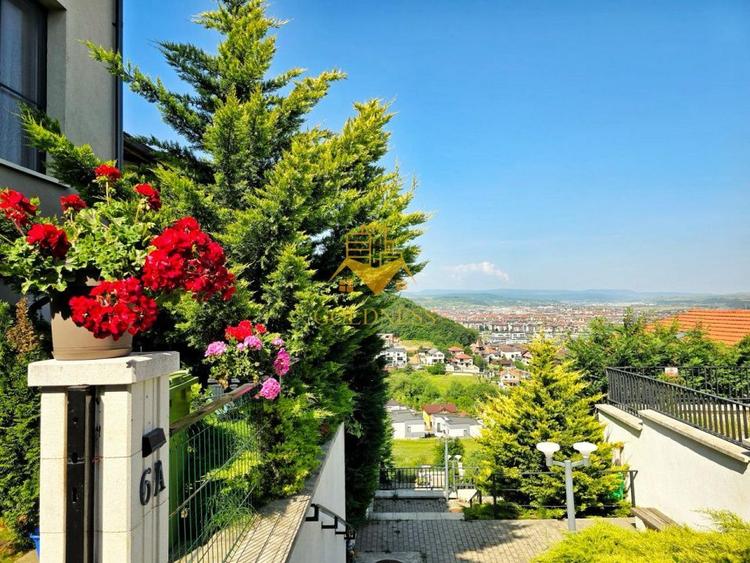 Casă modernă de vânzare, curte, 6 camere, parcare, Zona Vivo, Florești