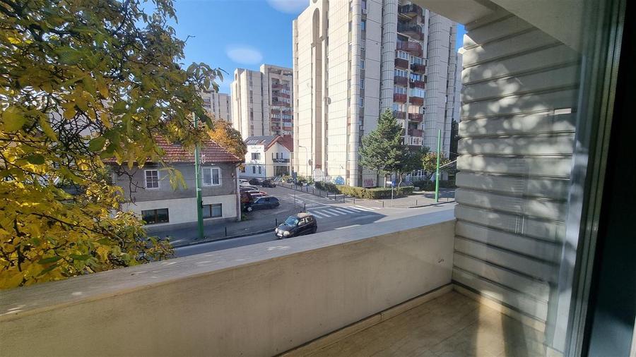 Vila - Bloc modern de 11 camere zona Centrul Civic , Onix