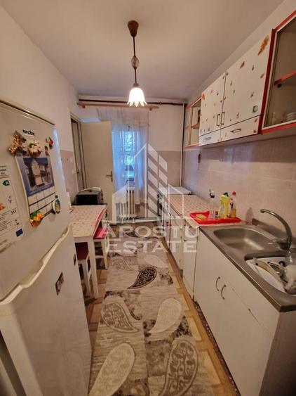 Apartament cu 3 camere,semidecomandat,etaj intermediar,zona Soarelui