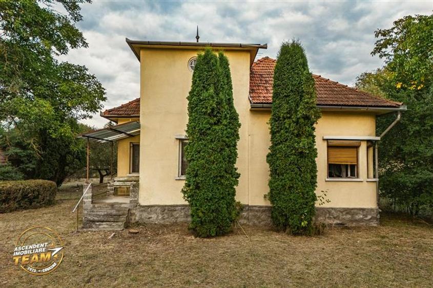Casa cu istorie,3 camere,potential mansardare,1.840mp teren,in cadru linistit si