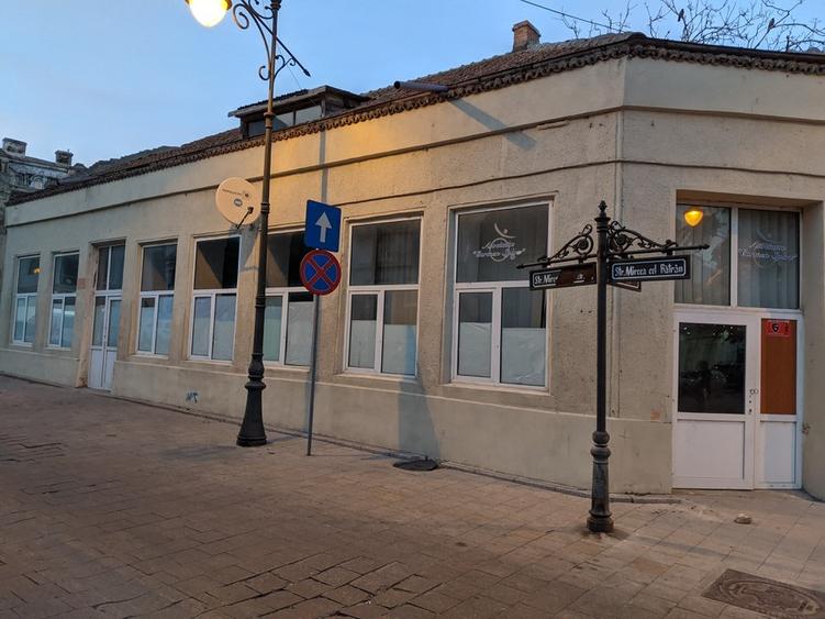 Cladire spatiu , restaurant , birouri
