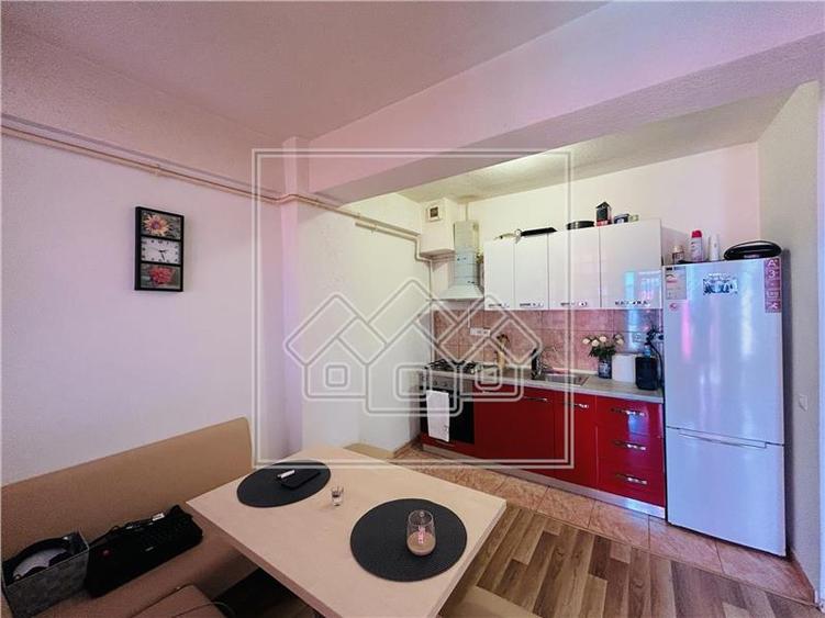 Ap cu 2 camere, la cheie, balcon - etaj intermediar