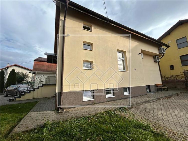 Spatiu birouri de inchiriat - 9 camere - teren 470 mp