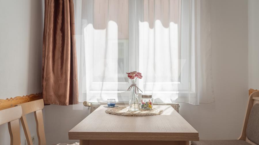 Investiție în Centrul Istoric al Sibiului – 2 apartamente, business funcțional