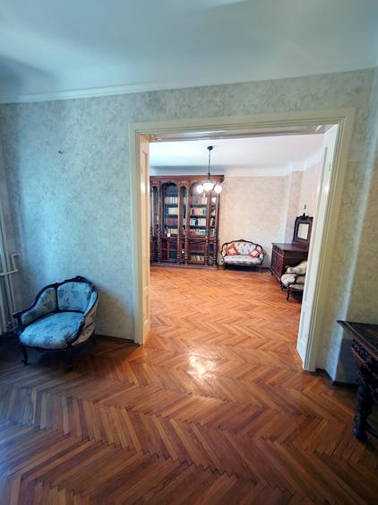 Zona Bd. Lacul Tei vila 7 camere disponibila pentru inchiriere.