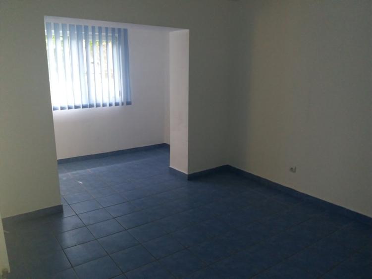 Apartament 3 camere la parter str.Octav Onicescu