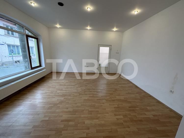 Casa 2 corpuri P+M si P+1 spatiu comercial 70 mpu la strada 2 garaje