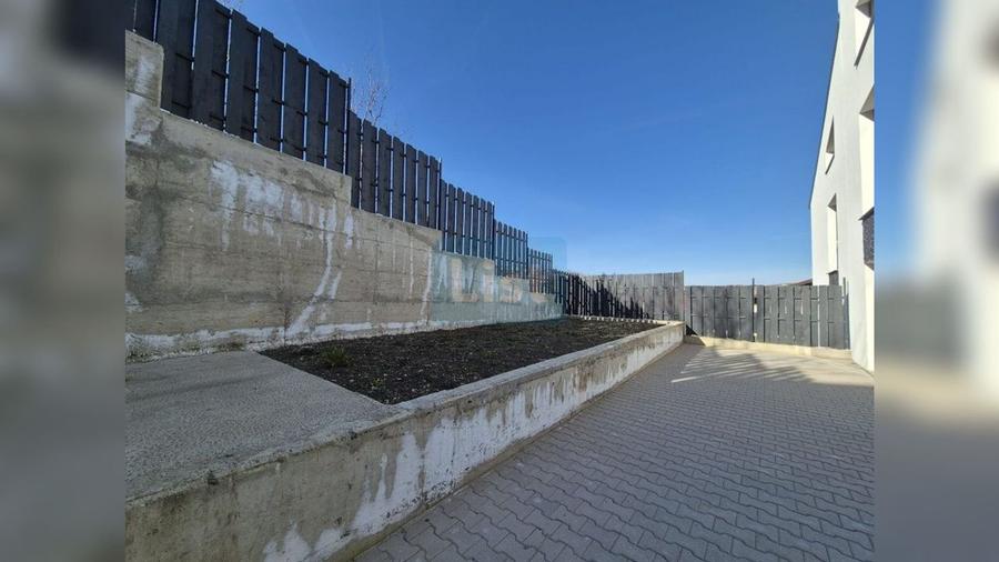 Case cu arhitectura nordica, panouri fotovoltaice, central Dezmir