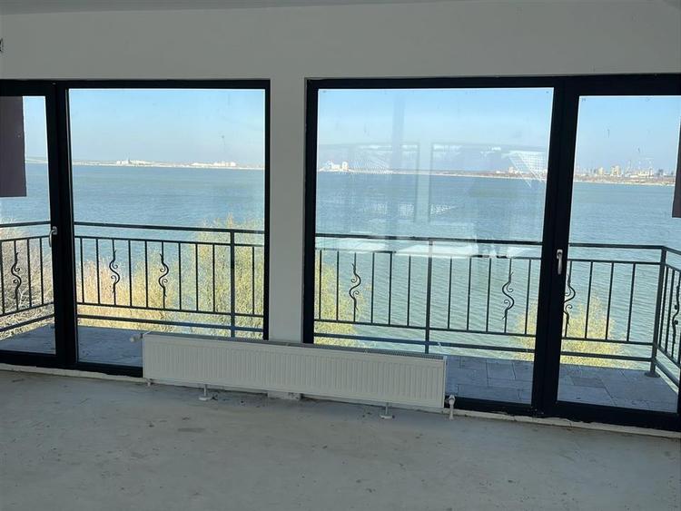 Eleganta la malul lacului- Vila premium cu ponton privat.