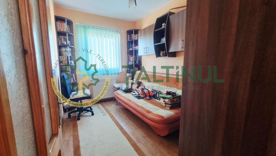Apartament de vanzare 3 camere decomandat – Calea Poplacii, 2 balcoane, pivniță