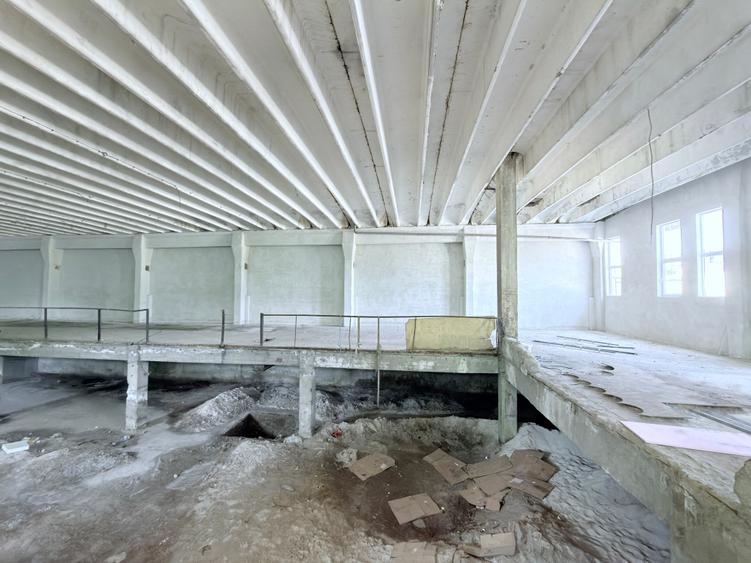 Hale din beton cu suprafata mare zona Cornisa