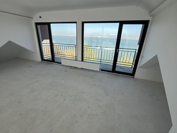 Eleganta la malul lacului- Vila premium cu ponton privat.