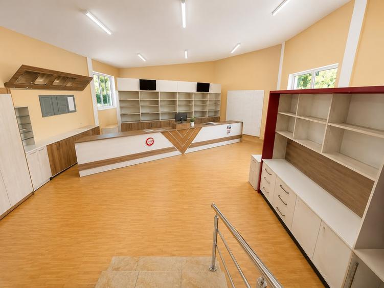 Spatiu comercial de vanzare in Oradea, curte proprie si locuri de parcare