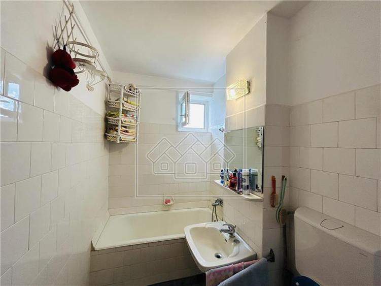 Ap decomandat, 3 camere, balcon, pivnita - N. Iorga