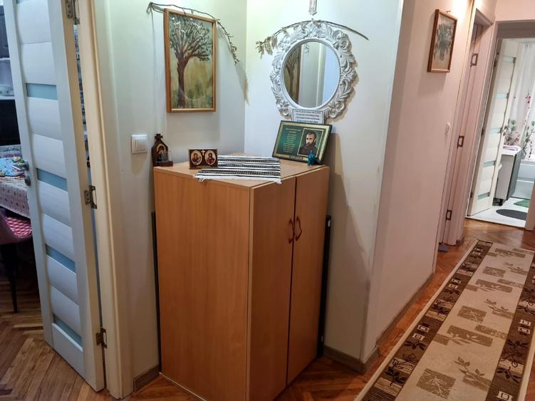 Proprietar vând apartament cu 3 camere, decomandat, bloc tip PB, Dacia, Oradea