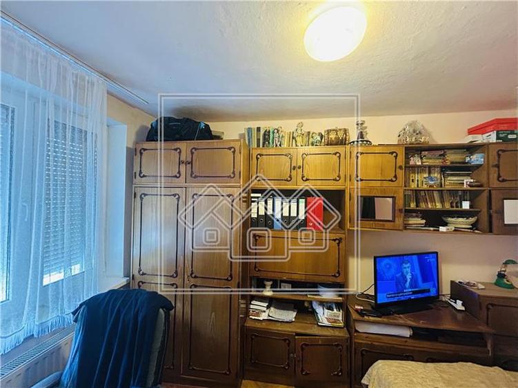Apartament 3 camere, zona Cedonia, cu balcon, la cheie