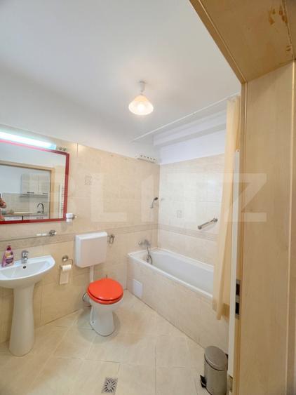 Cladire multifunctionala, pensiune plus casa, parcari private