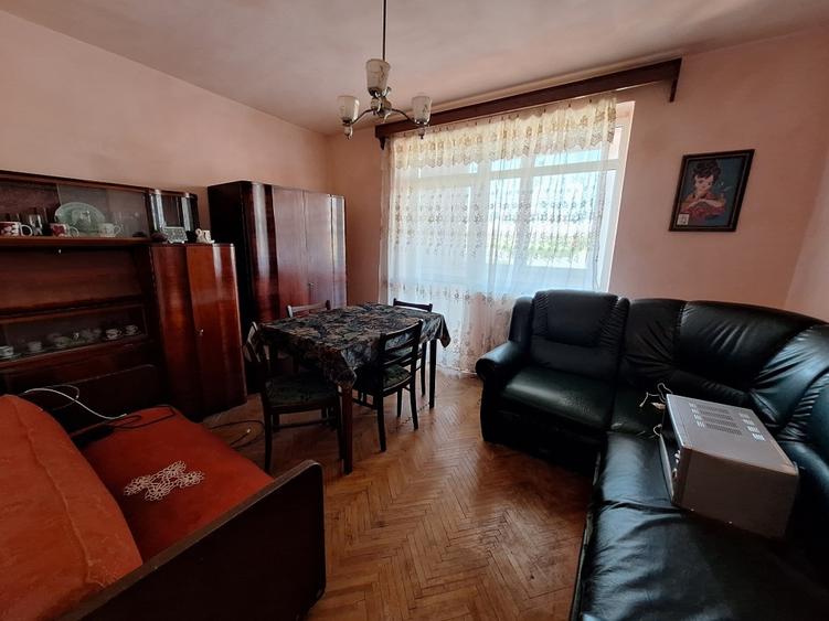 Vând apartament 3 camere și 7 dependițe, decomandat, bloc reabilitat + garaj