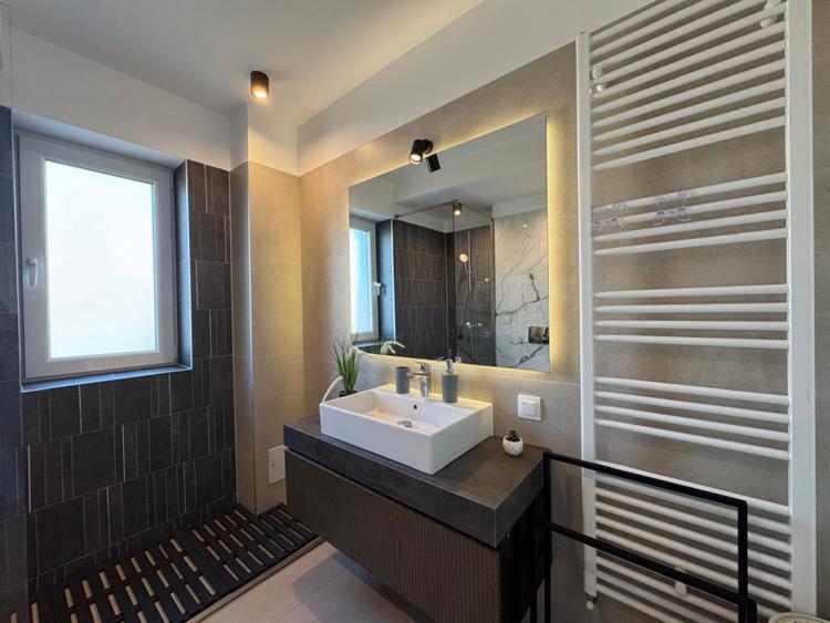 Qualis 2, langa mall Coresi, apart. generos si elegant de inchiriat, liber 01.08