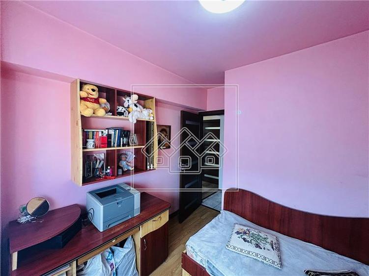 Ap decomandat, 4 camere, balcon - Zona Mihai Viteazu