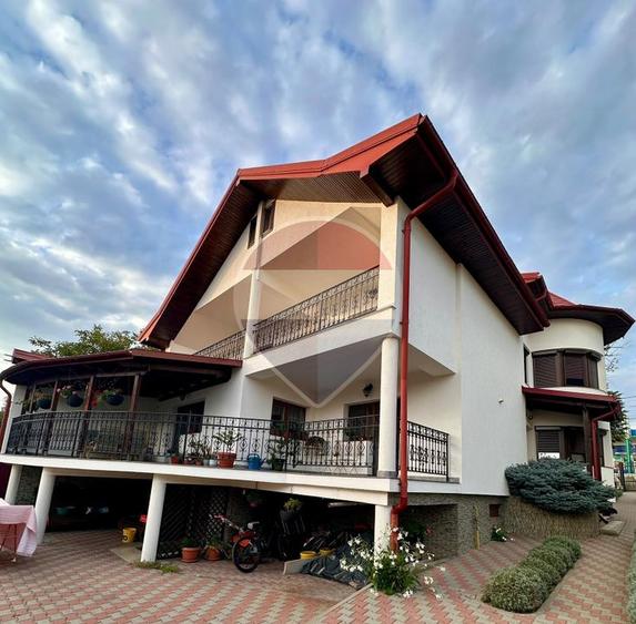 Casă / Vilă cu 8 camere de vânzare în Suceava