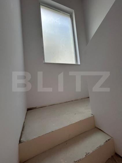 1/2 Duplex, 117mp, despărțit prin camera tehnică