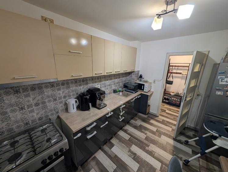 Vand apartament 3 camere zona soarelui langa spitalul judetean