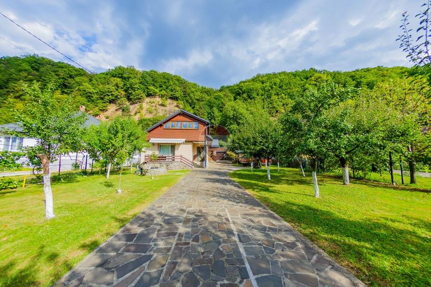 CASA cu TEREN generos , in linistea naturii