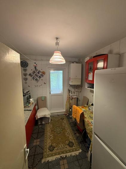 3 camere Decomandat- etaj 1/4 -- Canta-60m, geam la baie !