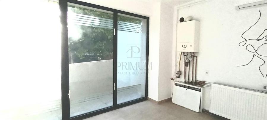 Spatiu comercial renovat cu 2 vitrine mari 11 ml, pe colt - Complexul Studentesc