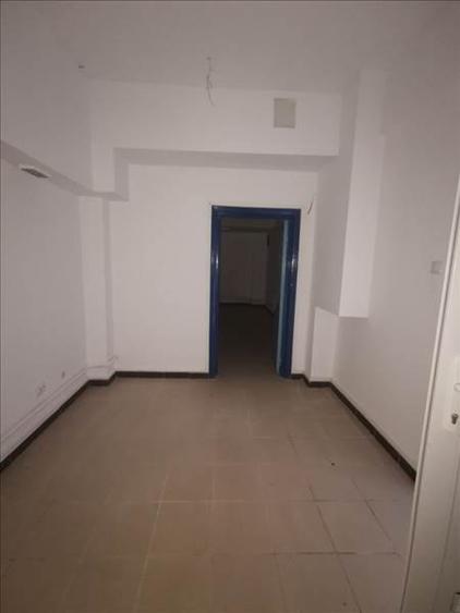 Sp comercial central (parter stradal, renovat) plus demisol iluminat natural
