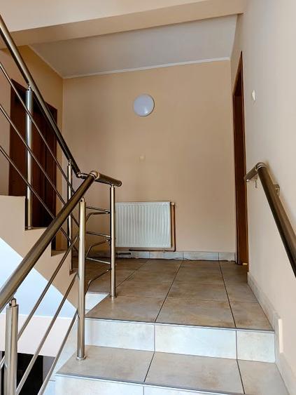 OTOPENI CENTRAL–imobil multifunctional 350m.p.(3 apartamente)&1000m.p.teren ,