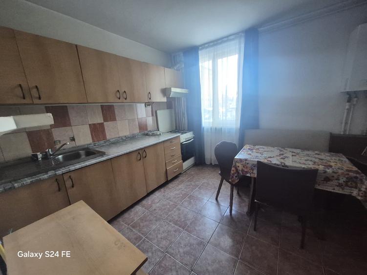 De vânzare – Apartament 3 camere, 2 băi, etaj 1