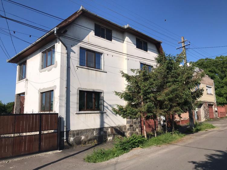 Vand sau schimb casa 4 camere cu 2600 mp teren, Central, Reghin, Mures