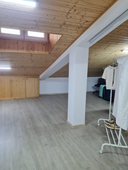 Casa, P+1+M, la 5 minute de Metrou Apărătorii Patriei.