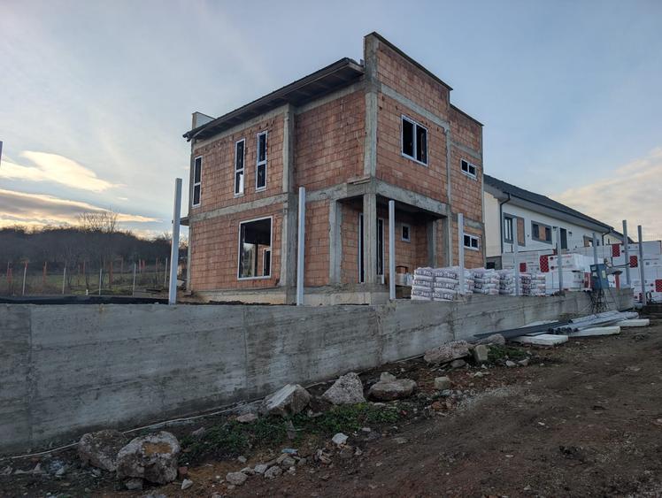 Casa individuala cu 4 camere , 120mp, 700mp teren, zona Mera