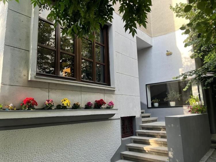 Vanzare jumatate vila arhitectura modernista Cotroceni cu 2 garaje terasa 54mp