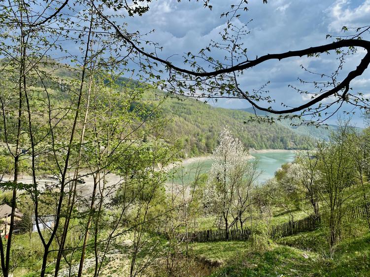 Teren vedere panoramică lac Paltinu si dealuri împădurite in Valea Doftanei