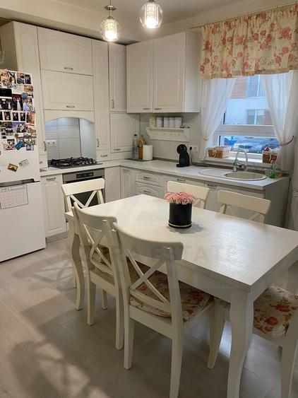 Apartament cu 3 camere 2 bai si curte individuala 74 mp în Șelimbăr