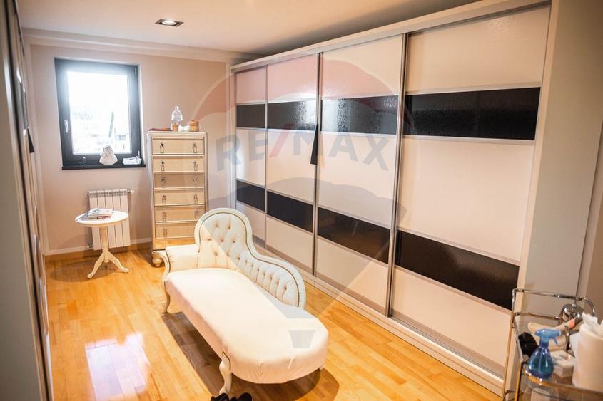 Casă / Vilă de lux cu 6 camere de vânzare în Șcheia, Suceava