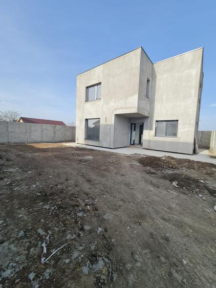 Case Cubiste in Faza de Executie Arhitectura Moderna, Teren Generos, Utilitati