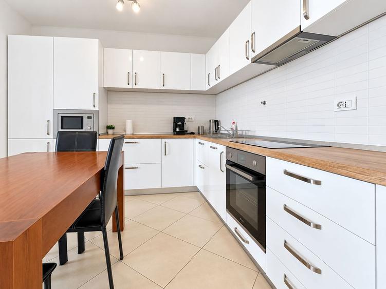 Apartament cu 3 camere, priveliste panoramica, terasă 14 mp, bloc 2010