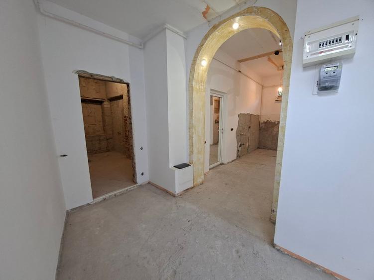 Piata Unirii - Hala Traian, PROPRIETAR, vand casa P+M, 4 cam, S 117 mp