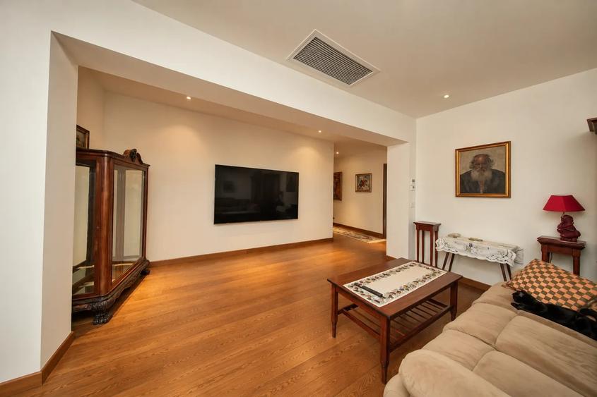 APARTAMENT CU 4 CAMERE - UTILAT SI MOBILAT - ZONA CENTRALA