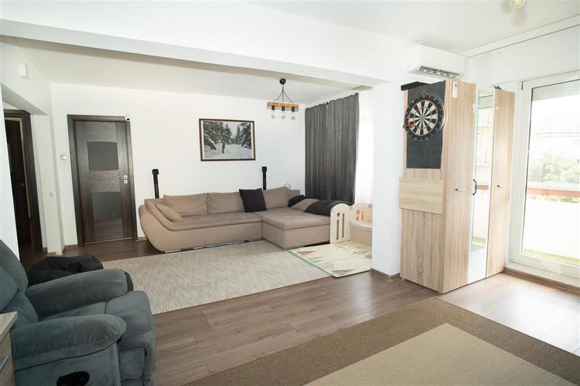 Apartament de vanzare cu 3 camere(transformat din 4 camere) pe Bld Dacia