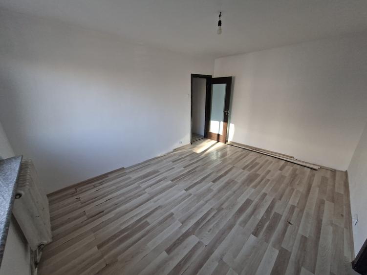 Apartament 3 camere, etajul 1/4, zona Mircea cel Batran