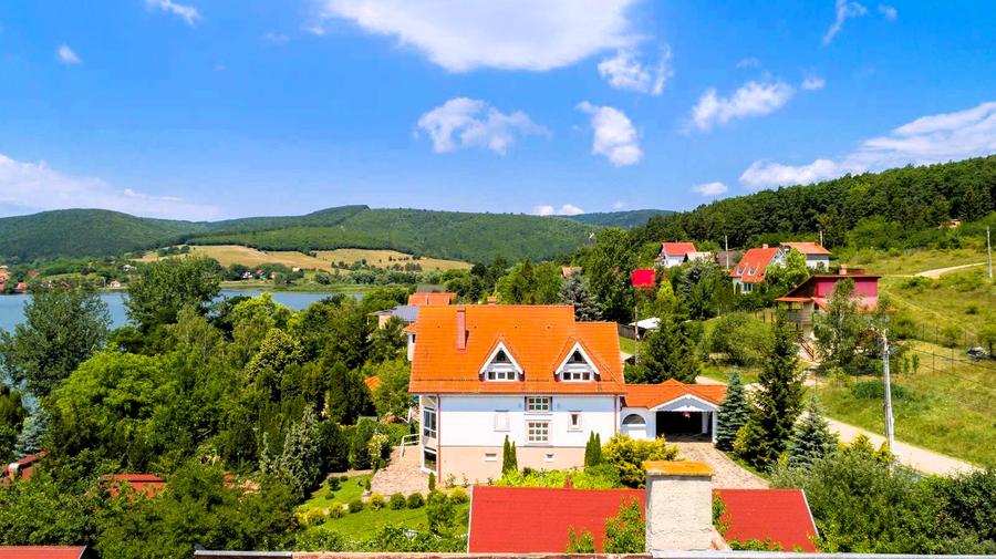 Proprietate unică pe malul lacului Moacșa – liniște, rafinament, eleganta