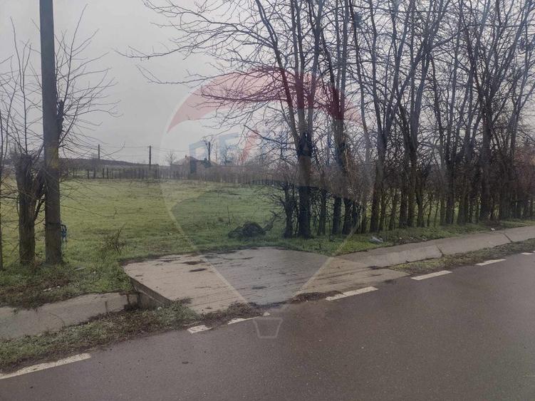 Teren intravilan 2.205 mp – dublă deschidere, utilități, parcelabil